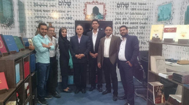 جمعی از پرسنل نمایشگاه کتاب در قرفه انجمن کلیمیان تهران